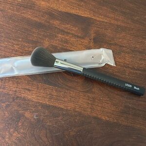Laruce LR309 Blush Brush in Midnight New in pouch